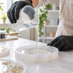 Gants nitrile pour la résine portés pendant une coulée