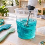 Mélangeur pour résine : mini-mixeur électrique dans un gobelet de résine colorée