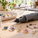 Mini perceuse pour résine : outil multifonction et pendentifs en résine sur l'établi