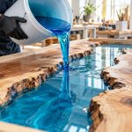 Résine de coulée épaisse versée dans un coffrage de table rivière