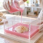Silicone pour moule coulé autour d'un objet dans une boîte de coffrage